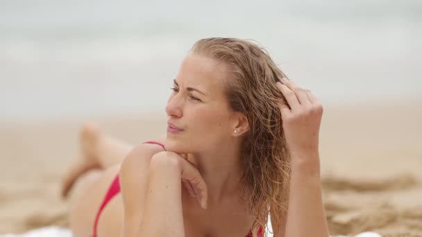 Sexy Woman Bikini Relaxes Sandy Beach Ocean Travel Footage — Stock Video