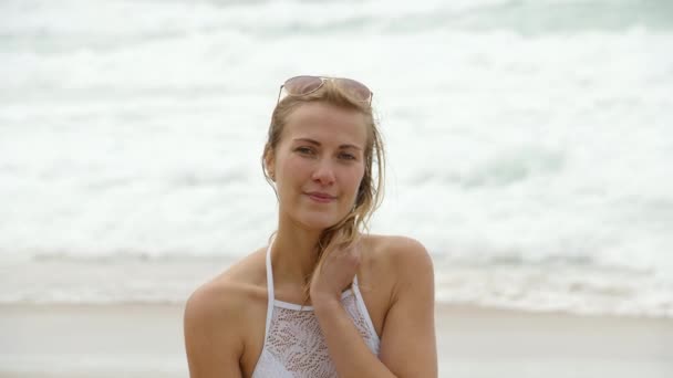 美しい女性は海のビーチでカメラのポーズ 旅行映像 — ストック動画