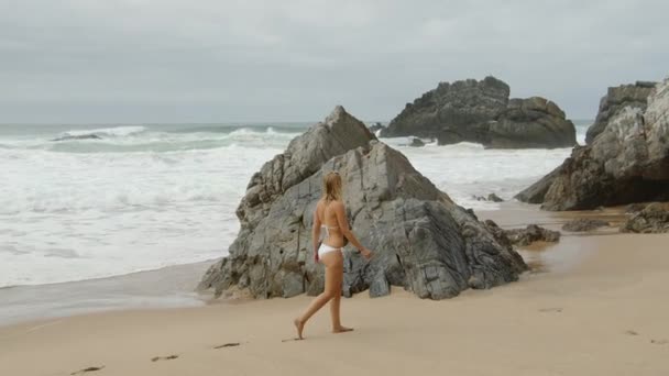 Sexy Mädchen Bikini Strand Sommerurlaub Meer Reiseaufnahmen — Stockvideo