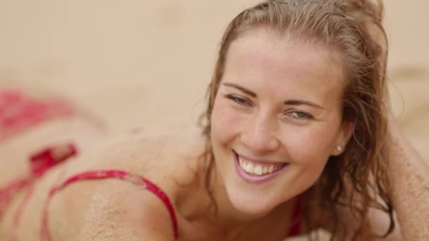 性感的女孩在海滩旅行的镜头中摆出姿势给镜头中快乐的女孩看 — 图库视频影像