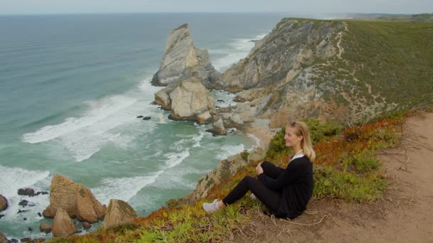 Mooie Vrouw Ontspant Cabo Roca Portugal Sintra Natural Park Reisbeelden — Stockvideo