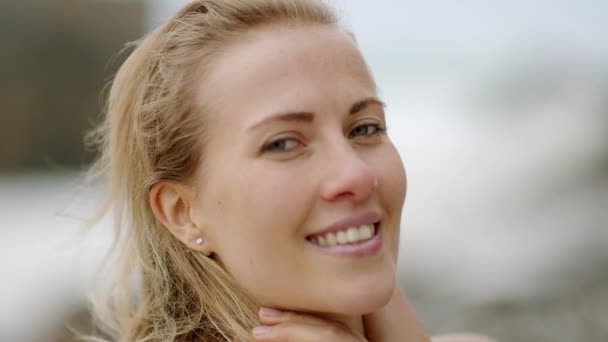 Sexy Dziewczyna Pozuje Kamery Szczęśliwa Dziewczyna Wakacjach Plaży Zdjęcia Podróży — Wideo stockowe