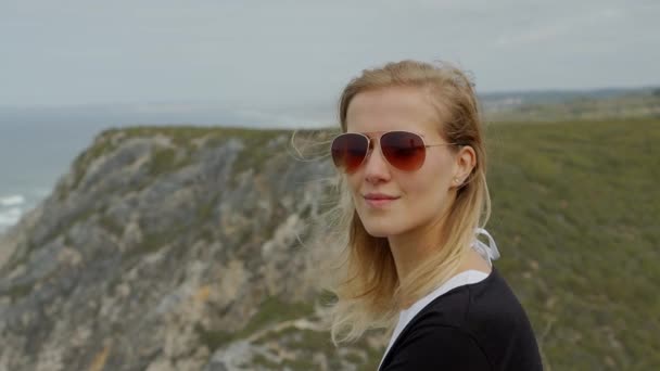 Jonge Vrouw Het Natuurpark Van Sintra Cabo Roca Reisbeelden — Stockvideo