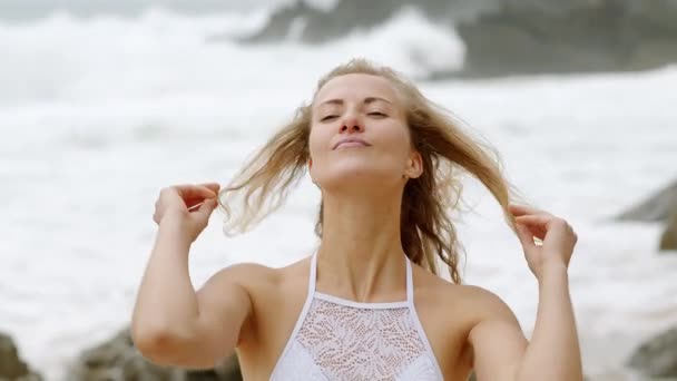 Sexy Meisje Draagt Een Bikini Aan Het Strand Zomervakantie Aan — Stockvideo