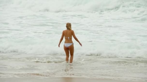 Σέξι Κοπέλα Μπικίνι Στην Παραλία Καλοκαιρινές Διακοπές Στον Ωκεανό Ταξιδιωτικό — Αρχείο Βίντεο
