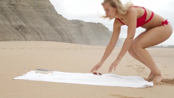 Sexy Woman Bikini Relaxes Sandy Beach Ocean Travel Footage — ストック動画