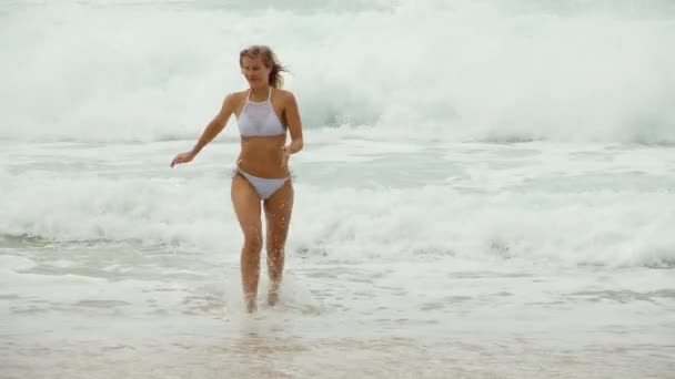 Mulher Jovem Sexy Diverte Praia Areia Oceano Atlântico Filmagens Viagem — Vídeo de Stock