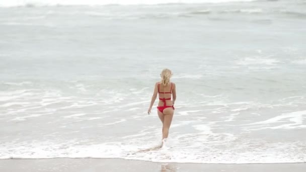 Una Playa Arena Océano Lugar Perfecto Para Unas Vacaciones Verano — Vídeos de Stock