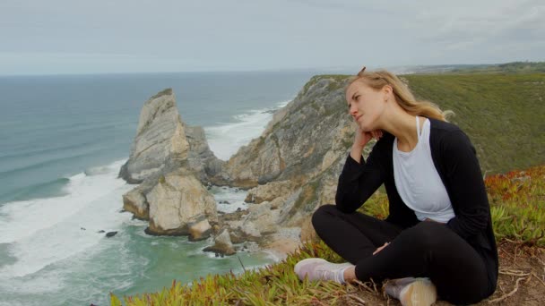 Zittend Aan Kust Van Cabo Roca Portugal Reisbeelden — Stockvideo