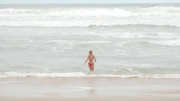 Jonge Sexy Vrouw Heeft Plezier Het Zandstrand Aan Atlantische Oceaan — Stockvideo