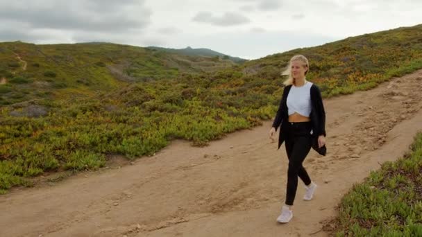 Giovane Donna Parco Naturale Del Sintra Cabo Roca Riprese Viaggio — Video Stock