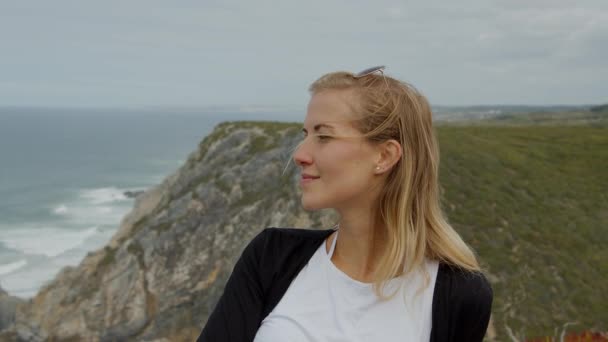 年轻女子在葡萄牙的卡波达罗卡欣赏大海 旅行镜头 — 图库视频影像
