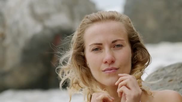 美しい女性は海のビーチでカメラのポーズ 旅行映像 — ストック動画