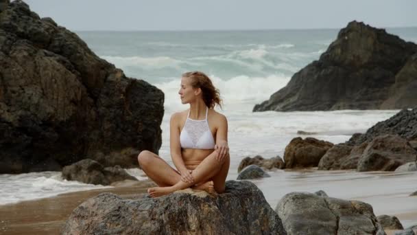 Σέξι Γυναίκα Κάθεται Ένα Βράχο Στον Ατλαντικό Ωκεανό Ταξιδιωτικό Υλικό — Αρχείο Βίντεο