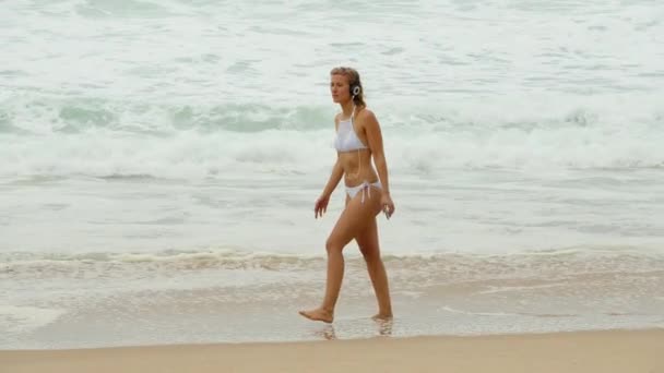 Περπατήστε Κατά Μήκος Μιας Αμμώδους Παραλίας Στον Ωκεανό Νεαρή Γυναίκα — Αρχείο Βίντεο