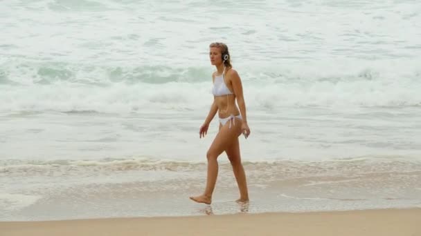 Passeggiata Lungo Una Spiaggia Sabbiosa All Oceano Giovane Donna Vacanza — Video Stock