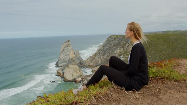 Siedzenie Wybrzeżu Cabo Roca Portugalii Zdjęcia Podróży — Wideo stockowe