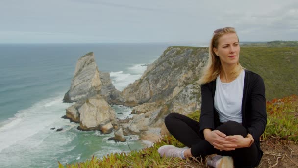 Jonge Vrouw Geniet Van Het Uitzicht Oceaan Bij Cabo Roca — Stockvideo