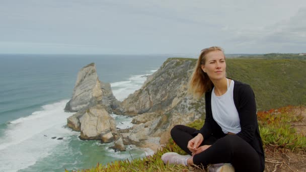 Mujer Joven Disfruta Vista Sobre Océano Cabo Roca Portugal Imágenes — Vídeo de stock