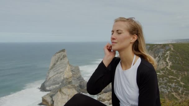 Νεαρή Γυναίκα Στο Φυσικό Πάρκο Sintra Στο Cabo Roca Ταξιδιωτικό — Αρχείο Βίντεο