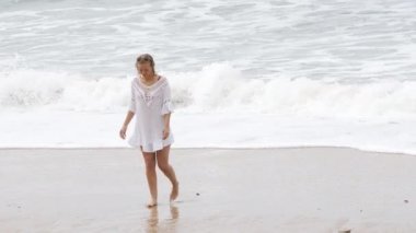 Okyanusta harika bir gün geçirmek - yaz tatili - seyahat görüntüleri