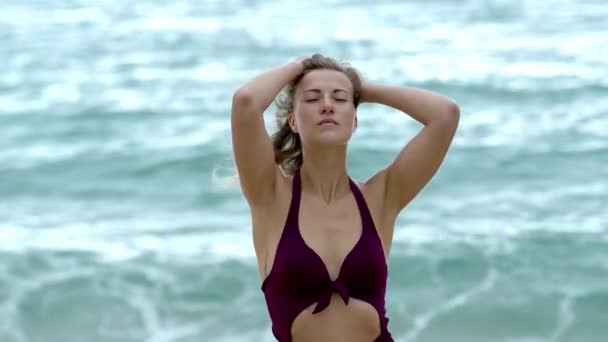 ビーチで美しい女性 典型的なビュー 旅行映像 — ストック動画