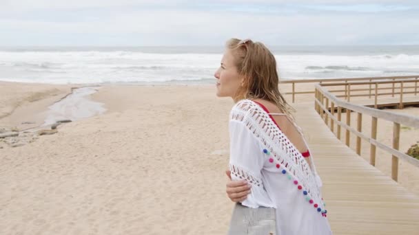 海滩上的年轻而性感的女人 旅行镜头 — 图库视频影像