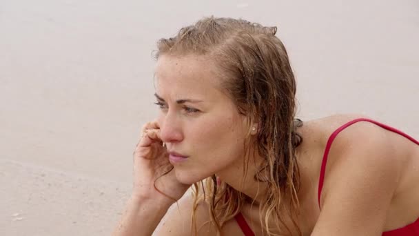 Plajdaki Güzel Kadın Tipik Manzara Seyahat Görüntüleri — Stok video