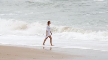 Kumsalda yürümek - tatilde seksi bir kız - seyahat videosu
