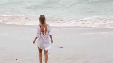 Plajdaki genç ve seksi kadın - yaz tatili - seyahat görüntüleri