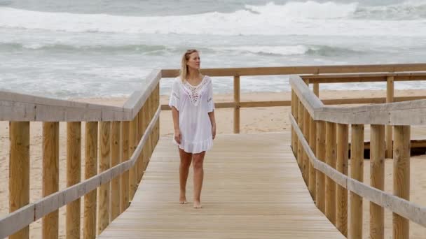 Χαριτωμένο Κορίτσι Περπατά Μια Ξύλινη Προβλήτα Στην Παραλία Ταξιδιωτικό Υλικό — Αρχείο Βίντεο