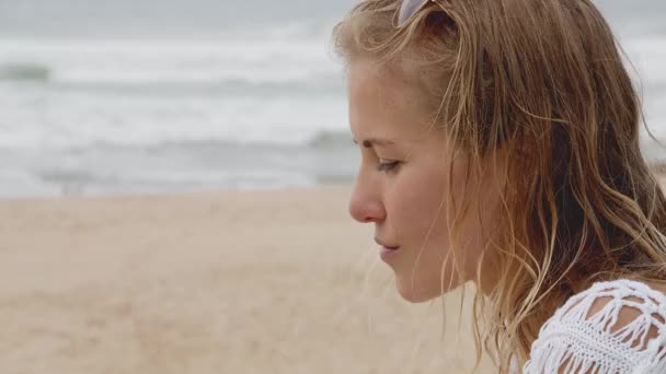 Νεαρή Και Σέξι Γυναίκα Στην Παραλία Καλοκαιρινές Διακοπές Ταξιδιωτικό Υλικό — Αρχείο Βίντεο