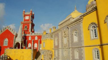 Sintra 'daki Pena Ulusal Sarayı' nın renkli binaları - gezi fotoğrafçılığı - Sintra, Lizbon Şehri, Portekiz - 19 Ekim 2019