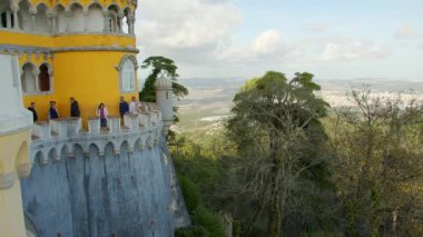 Sintra 'daki Pena Ulusal Sarayı' nın renkli binaları - gezi fotoğrafçılığı - Sintra, Lizbon Şehri, Portekiz - 19 Ekim 2019
