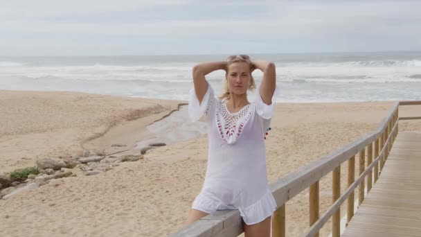 Jonge Sexy Vrouw Aan Het Strand Zomervakantie Reisbeelden — Stockvideo