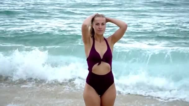 Plajdaki Genç Seksi Kadın Yaz Tatili Seyahat Görüntüleri — Stok video