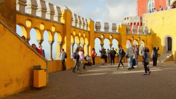 Туристи Які Відвідують Пеньський Палац Сінтра Подорожуючому Містечку Лісабон Португалія — стокове відео