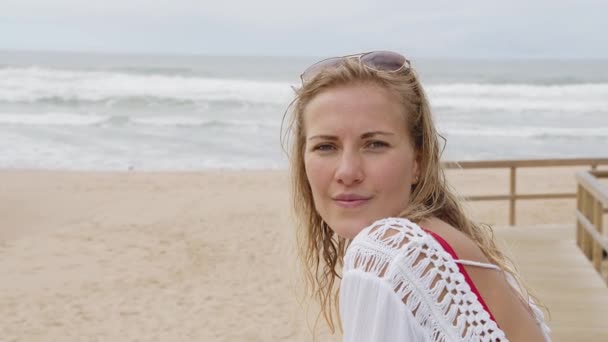 Mooie Vrouw Aan Het Strand Typisch Uitzicht Reisbeelden — Stockvideo