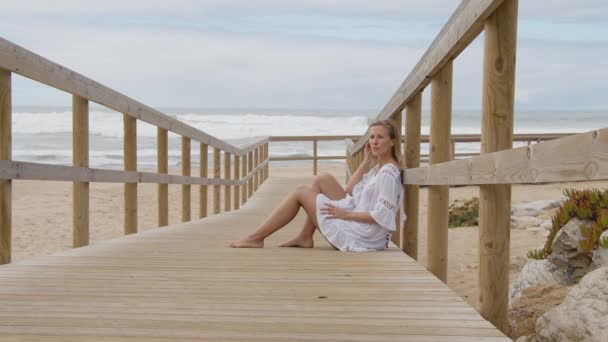 Νεαρή Και Σέξι Γυναίκα Στην Παραλία Καλοκαιρινές Διακοπές Ταξιδιωτικό Υλικό — Αρχείο Βίντεο