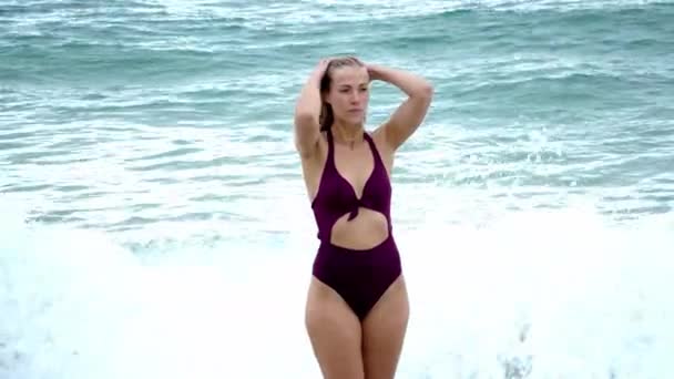 Plajdaki Genç Seksi Kadın Yaz Tatili Seyahat Görüntüleri — Stok video