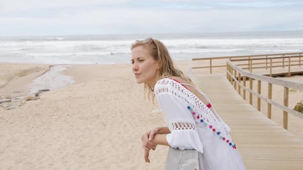 Perfekter Tag Sommer Junge Frau Genießt Ihren Tag Strand Reiseaufnahmen — Stockvideo