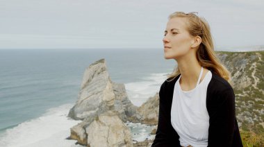 Güzel bir kadın Portekiz 'deki Cabo da Roca' da rahatlıyor - Sintra Doğal Park - seyahat fotoğrafçılığı