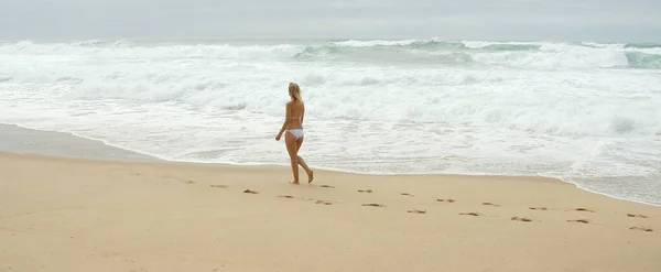 Passeio Longo Uma Praia Areia Oceano Jovem Mulher Férias Verão — Fotografia de Stock