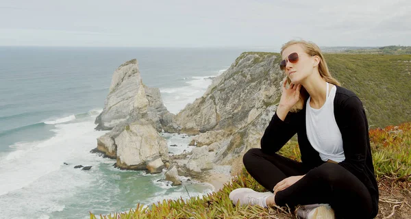 Zittend Aan Kust Van Cabo Roca Portugal Reizen — Stockfoto