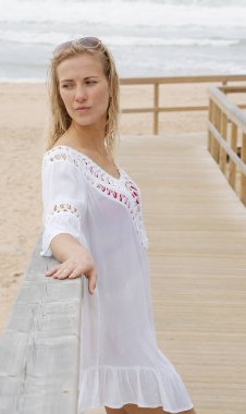 Okyanusta kumlu bir sahilde rahatlatıcı bir gün. Seyahat fotoğrafçılığı.