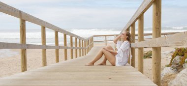 Seksi kız kameraya poz veriyor - mutlu kız plajda yaz tatilinde - seyahat fotoğrafçılığı