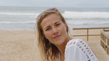 Okyanusta kumlu bir sahilde rahatlatıcı bir gün. Seyahat fotoğrafçılığı.