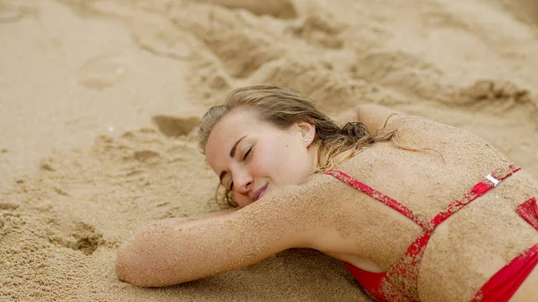 Sexy Θέα Στην Παραλία Δέρμα Καλυμμένο Άμμο Ταξιδιωτική Φωτογραφία — Φωτογραφία Αρχείου