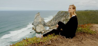 Portekiz 'de Cabo da Roca sahilinde oturmak - seyahat fotoğrafçılığı