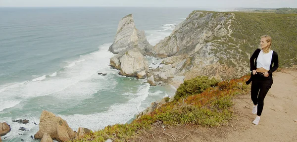 Mooie Vrouw Ontspant Cabo Roca Portugal Sintra Natuurpark Reizen — Stockfoto